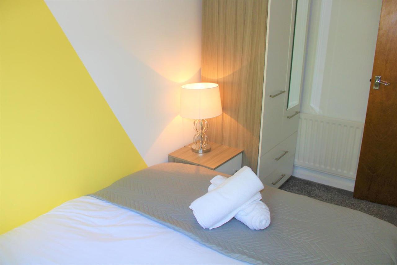 Homely And Budget Friendly 3 Bed House Sleeps 6 Free Parking! Мілтон-Кінз Екстер'єр фото